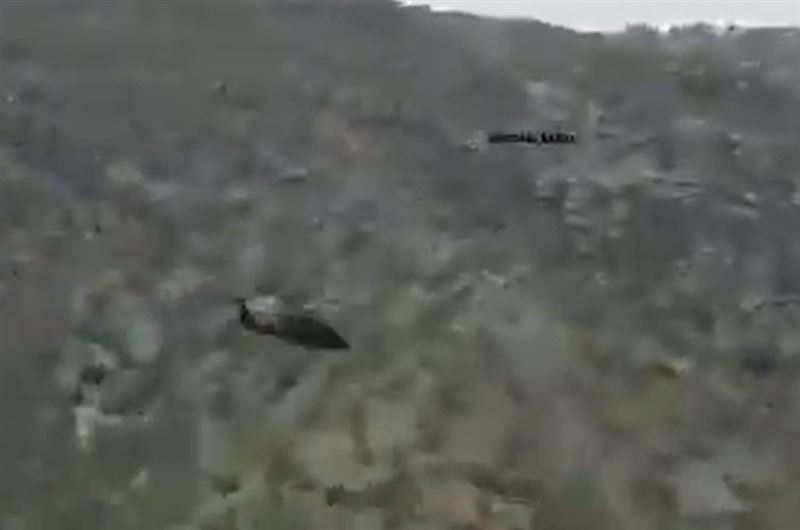 台灣新聞通訊社-傳黑鷹直升機深入伊朗搜救F-15E飛行員　遭防空系統擊落畫面曝