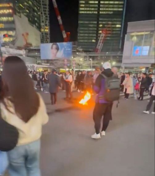 台灣新聞通訊社-東京涉谷最繁忙路口驚傳縱火！男子寶特瓶裝油當街潑灑引燃　警現場制伏