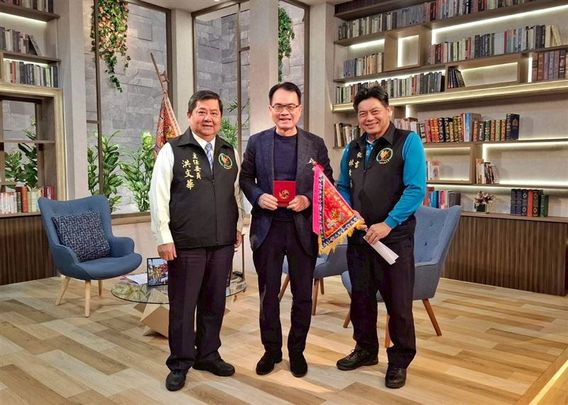 台灣新聞通訊社-話時代人物/為何叫粉紅超跑?首度進電視台錄影 轎班感應媽祖看這處