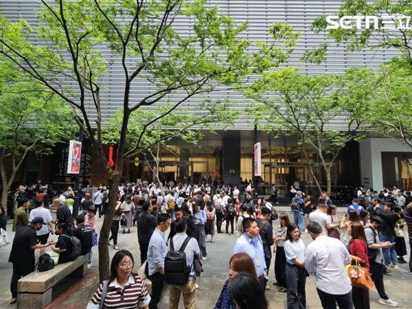 台灣新聞通訊社-微風信義46樓饗饗火警5嗆傷送醫　疑廚房油煙管燃燒致災