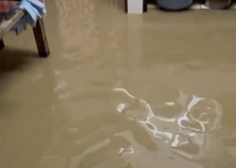 台灣新聞通訊社-雨彈炸苗栗！住家「3樓淹水」家具家電全泡湯　網友苦中作樂：換泳褲了