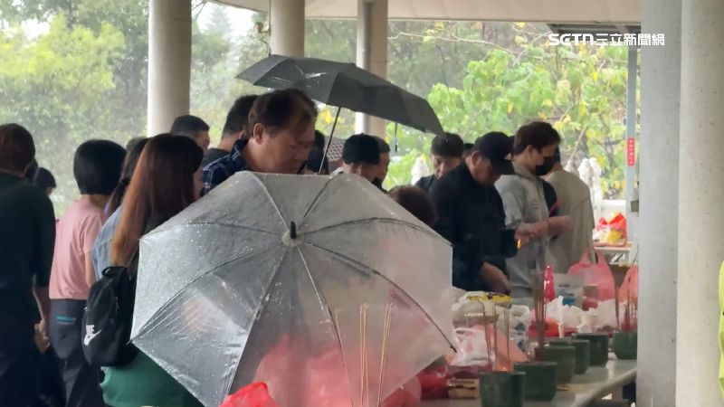 台灣新聞通訊社-南投草屯鎮納骨塔　祭祀區漏水民眾冒雨拜拜