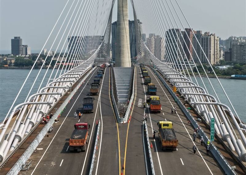 台灣新聞通訊社-淡江大橋通車前「最後一關」來了!百噸重車上陣嚴測 震撼畫面曝光