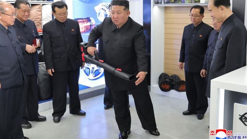 台灣新聞通訊社-女兒金主愛當眾「戳胸」　老爸金正恩享受模樣遭曝光