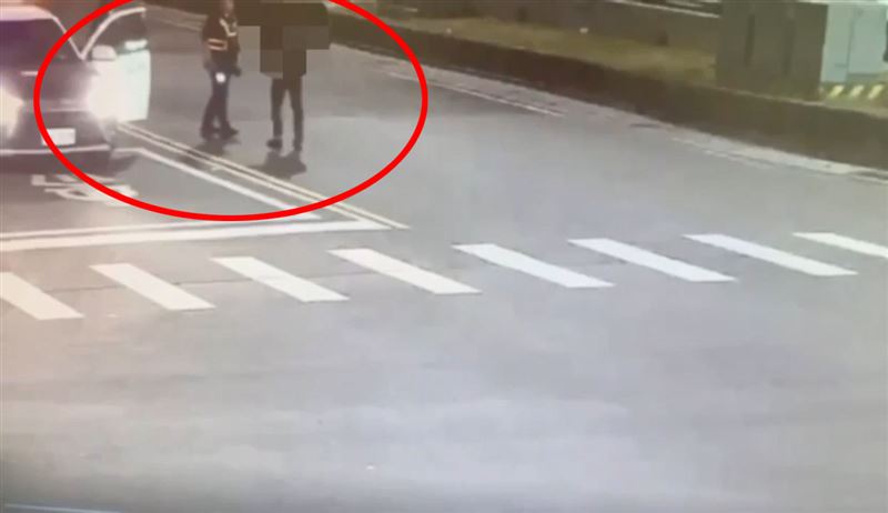 台灣新聞通訊社-大冒險？印尼男「肉身攔警車」狂踹、密錄器當手榴彈砸　他悲曝：想家了