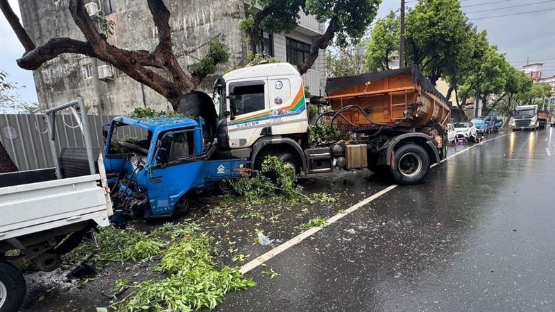 台灣新聞通訊社-天雨路滑釀禍!南投砂石車「折甘蔗」連撞7車 56歲婦遭撞骨折急送醫