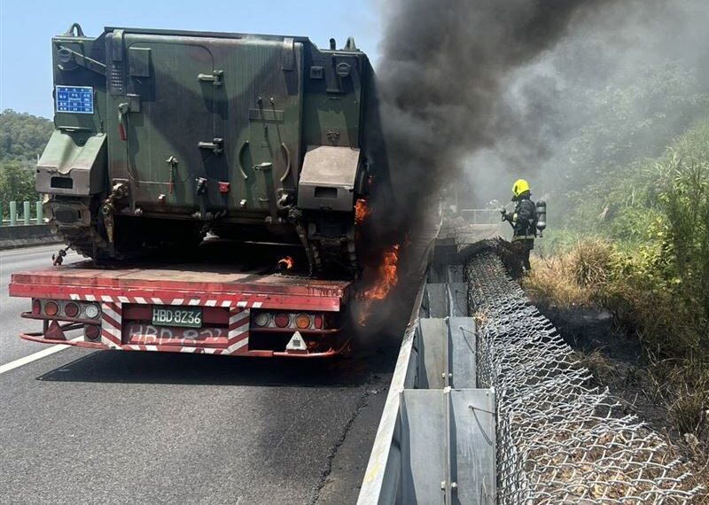 台灣新聞通訊社-快訊／國3通霄段！拖板車載2國軍裝甲車　輪胎突起火險延燒