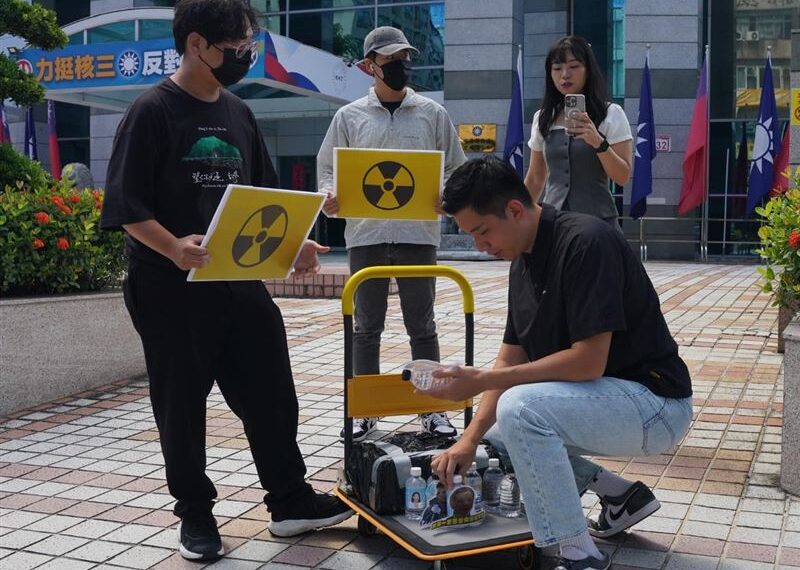 台灣新聞通訊社-曾一口乾核廢水…楊智伃初選落馬！「送水哥」陳聖文：國民黨對得起她嗎