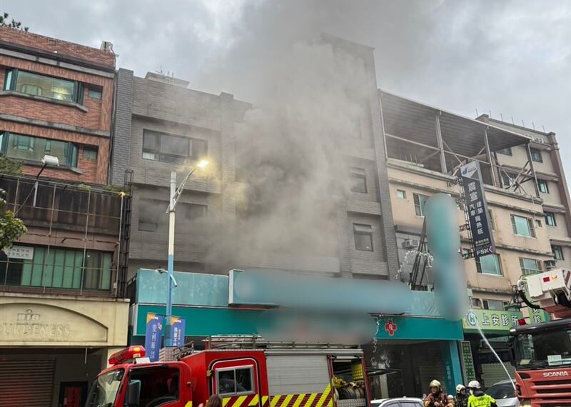 台灣新聞通訊社-蘆洲長榮路住宅清晨火警！消防28車62人急搶救　母女驚嚇送醫幸無大礙