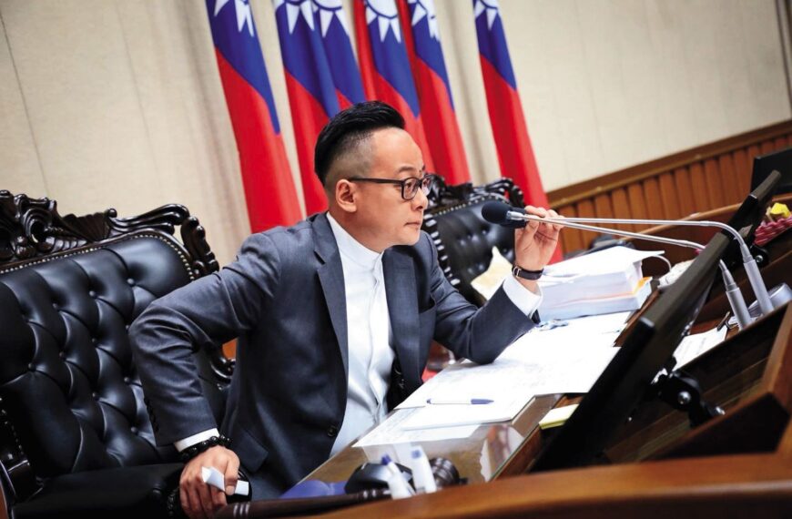 台灣新聞通訊社-鴨子船點燃戰火2／預估載客率8成太膨風　鴨子船營運評估翻盤