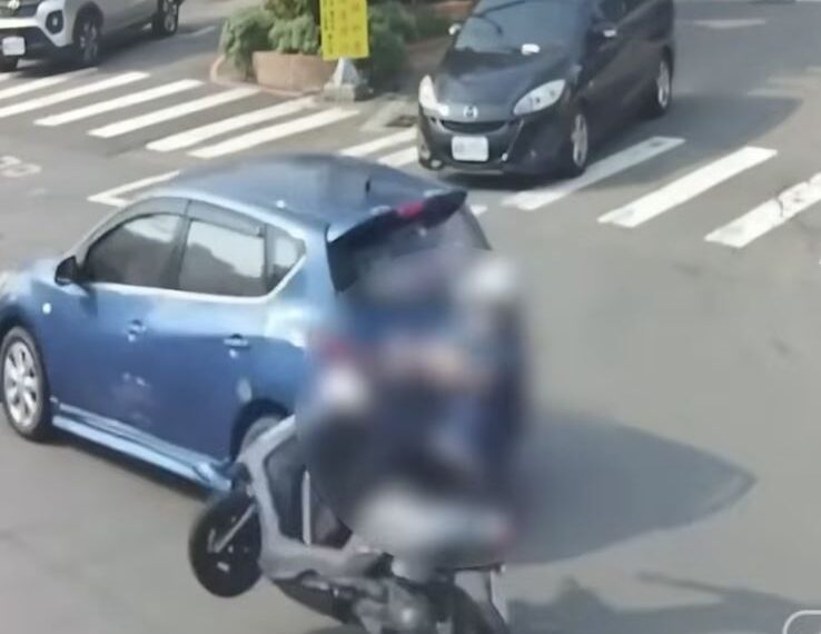 台灣新聞通訊社-驚悚瞬間曝光!苗栗女闖紅燈撞飛71歲翁 安全帽甩落頭破噴血急送醫