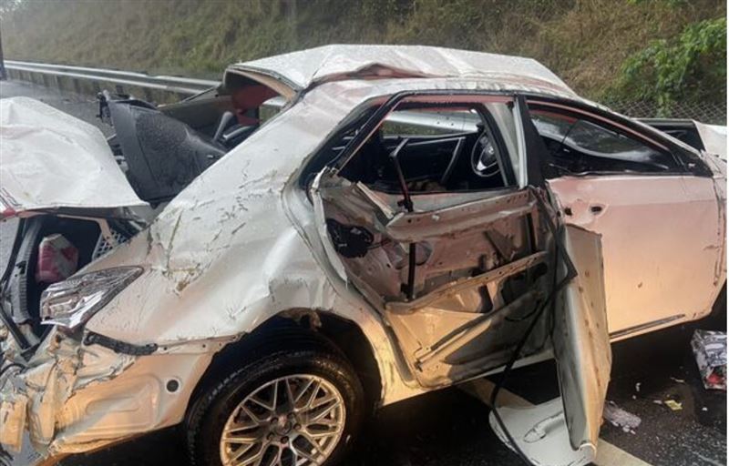 台灣新聞通訊社-快訊/天雨路滑釀禍!國3苑裡段轎車自撞護欄「車體變形」 2人當場慘死