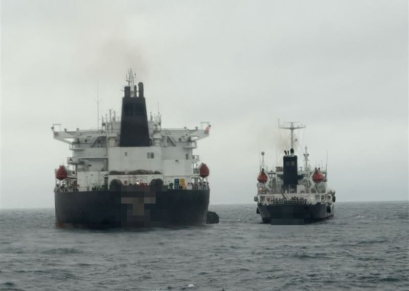 台灣新聞通訊社-深夜出擊！海巡強勢攔查外籍船舶非法駁油現行犯