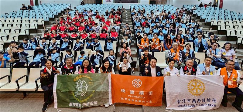 台灣新聞通訊社-揮去堰塞湖天災陰霾!行動牛排車連6年送愛 花蓮偏鄉童暖過兒童節