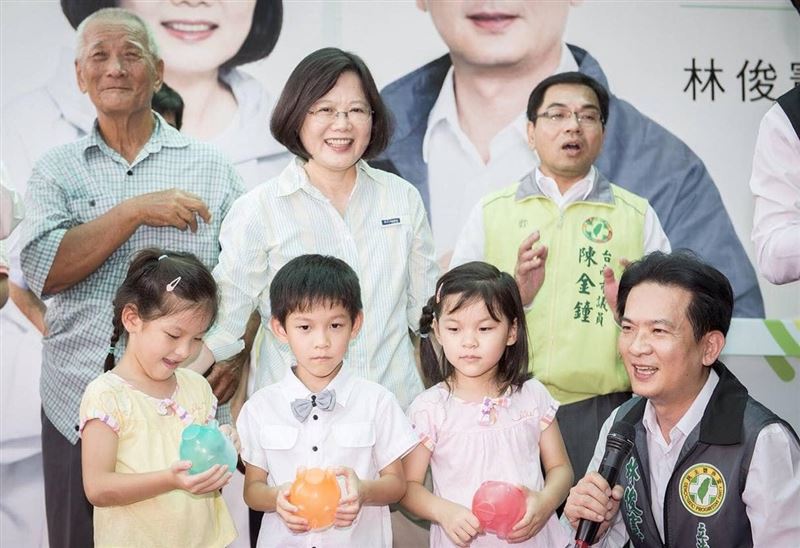 台灣新聞通訊社-「小豬撲滿」發起人不忍了!林俊憲嗆:陳佩琪只有你們的爛帳算不清