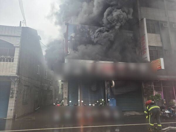 台灣新聞通訊社-清明連假惡火!彰化某機車行陷火海「油品連環爆」整排機車燒黑成廢鐵