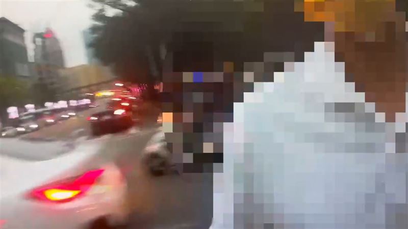 台灣新聞通訊社-無視義交穿越馬路「當自己家」!男遭員警攔下、瘋狂跳針喊:不要碰我