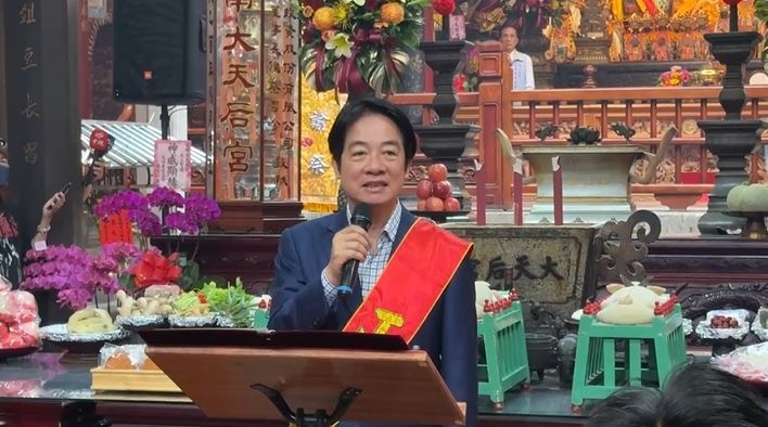 台灣新聞通訊社-難得同台!賴清德出席台南大天后宮春祭 與謝龍介拍肩、低語互動畫面曝