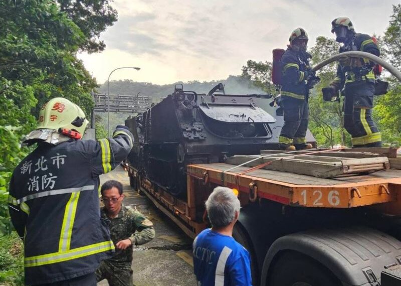 台灣新聞通訊社-一趟路燒2次！拖板車載裝甲車通霄起火　開到中和履帶又冒煙