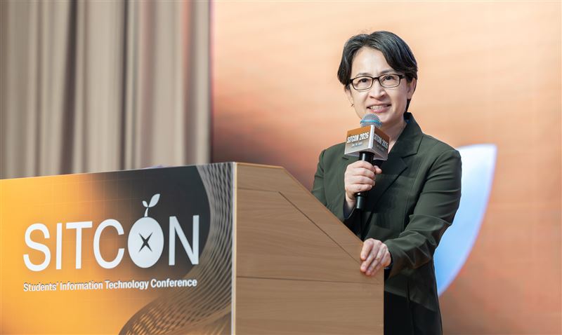 台灣新聞通訊社-蕭美琴親手勾毛線被送同仁愛女！「看經典賽邊趕工」看到小腳丫笑了