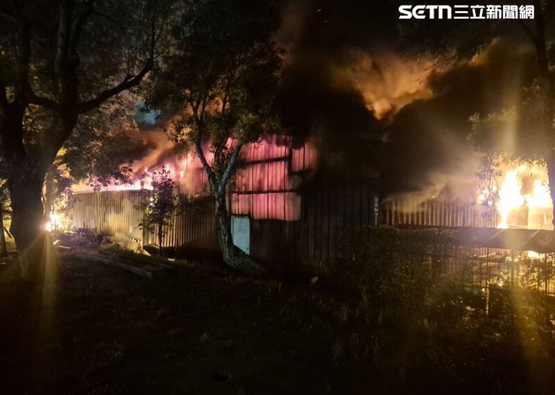 台灣新聞通訊社-快訊/桃園大溪倉庫大火狂燒!黑煙籠罩夜空 目擊者驚:持續有爆炸聲