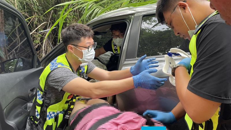 台灣新聞通訊社-台東小客車翻落邊坡！警義消+議員「接力」救援　受困女駕駛骨折送醫