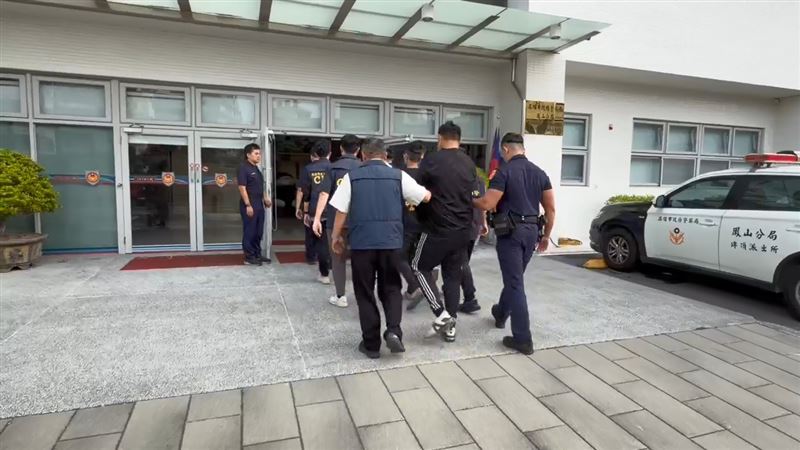 台灣新聞通訊社-為5萬債務！高雄6煞「球棒隊」衝撞破門　鳳山男遭血洗骨折慘狀曝