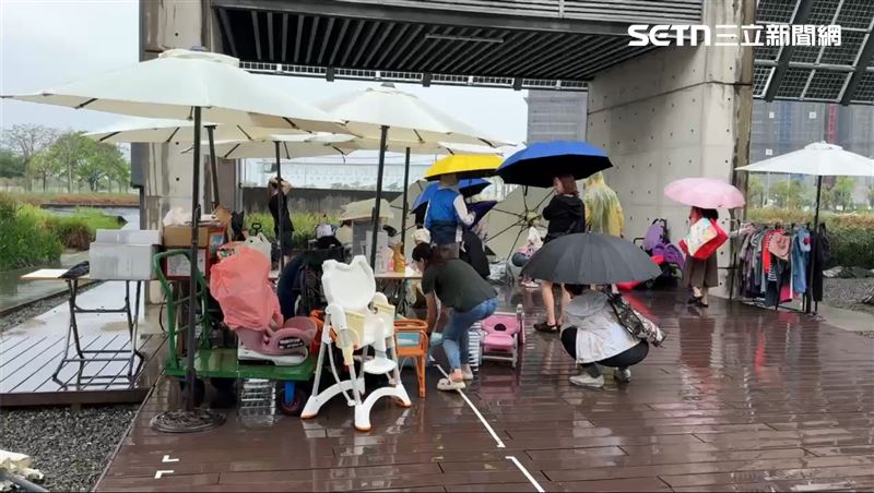 台灣新聞通訊社-怪風侵襲狂掃!台南二手市集登場 傘砸攤商「皮破唇腫」全場慘成落湯雞