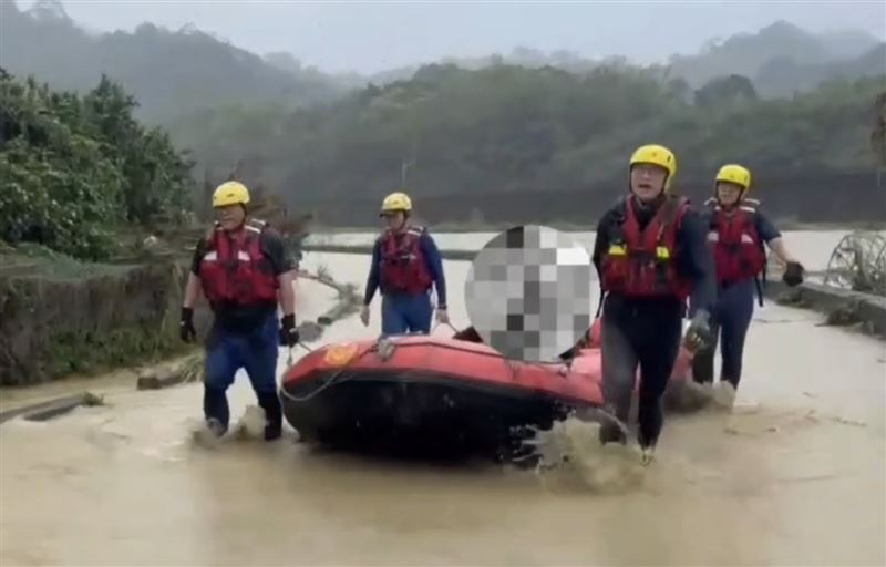 台灣新聞通訊社-苗栗頭份淹大水「水深至胸」！80歲老翁受困　消防員扛橡皮艇救出