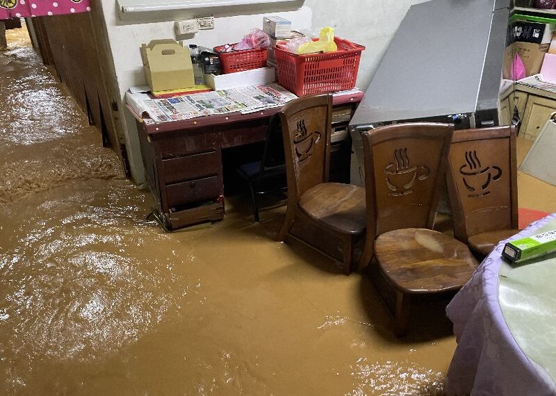 台灣新聞通訊社-雷雨夜炸苗栗多處淹水 通霄山坡泥流灌進民宅
