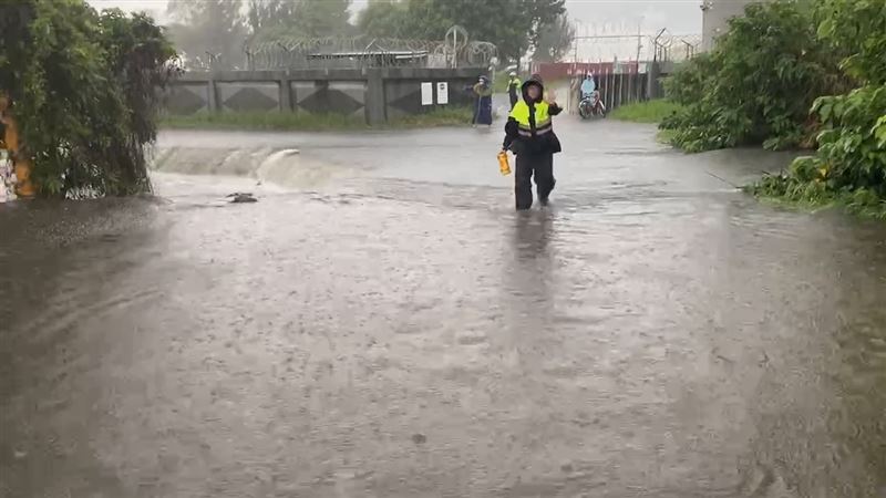 台灣新聞通訊社-雷雨當空　台南機場暫停地面作業