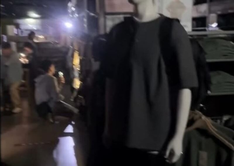 台灣新聞通訊社-新光三越南西店驚傳停電!內部突全暗一片漆黑 民眾持手機照光畫面曝