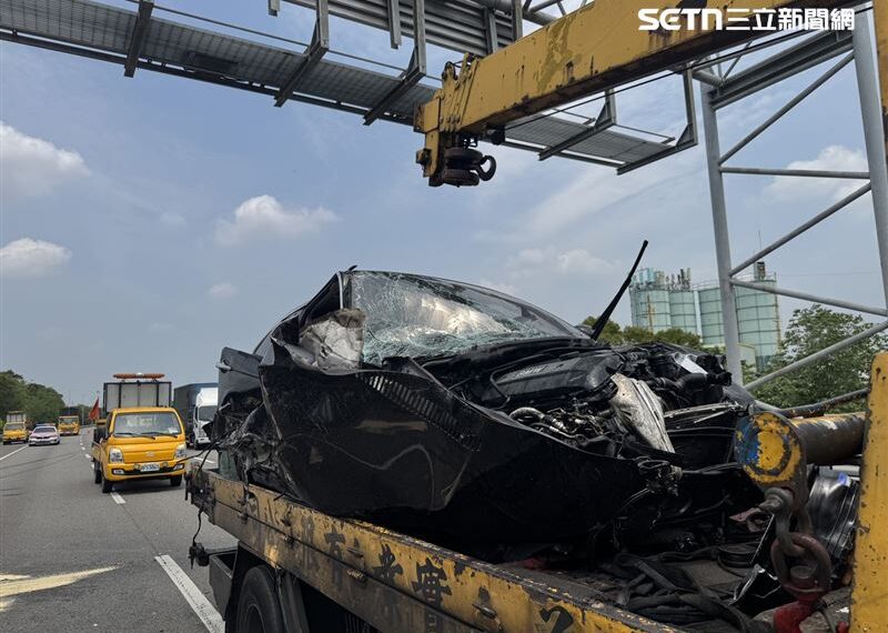 台灣新聞通訊社-國道4號連環撞！「內線撞外線」3車追撞翻覆…撞成廢鐵慘照曝光