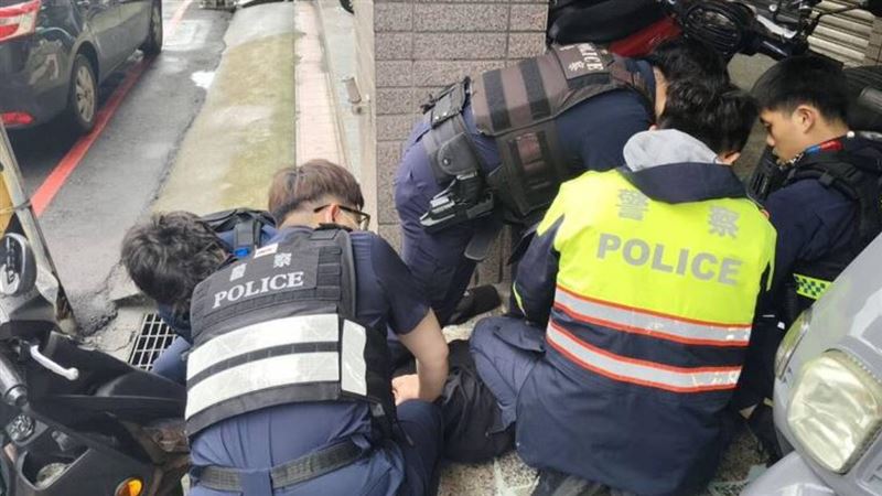 台灣新聞通訊社-桃園醉男失控暴走！馬路上揮舞「60公分西瓜刀」　6警強力壓制保護管束