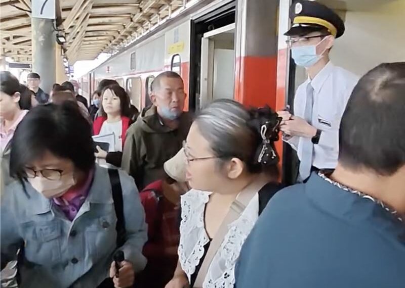 台灣新聞通訊社-大豪雨水淹鐵軌！台鐵列車被迫停駛「卡後龍站」　旅客狼狽下車畫面曝