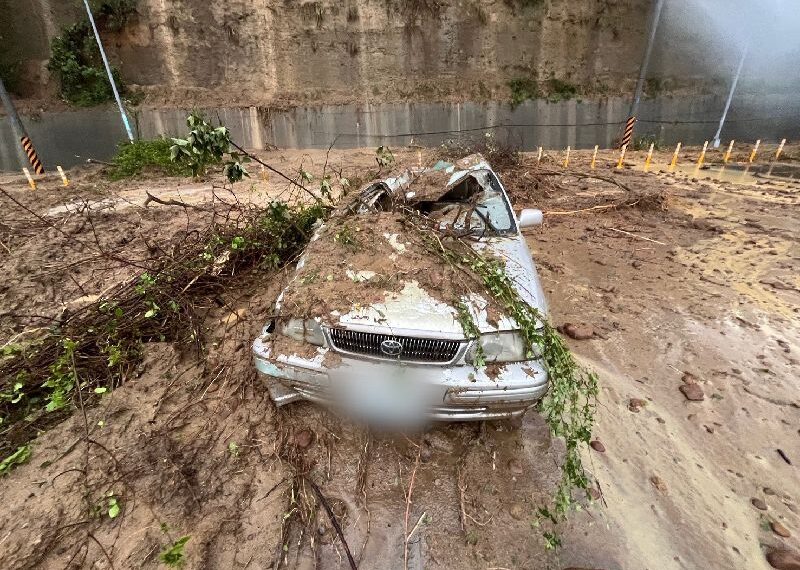 台灣新聞通訊社-雷雨狂襲苗9線邊坡土石砸車 駕駛自行脫困頸椎骨裂