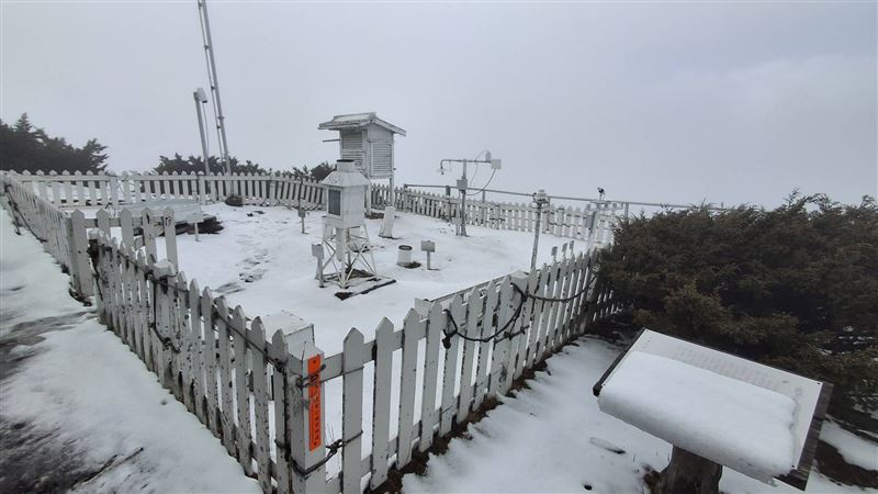 台灣新聞通訊社-玉山下雪了 「積雪2公分」銀白美景曝光