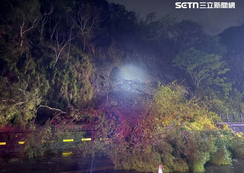 台灣新聞通訊社-大雨成災！台3線苗栗水頭寮土石崩落…驚險畫面曝光