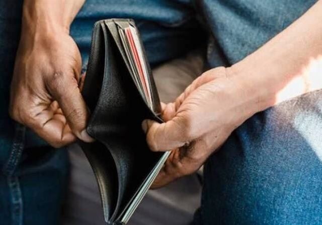 台灣新聞通訊社-男子路邊撿到1350元以為賺到　打開車門崩潰！17萬現金被偷光