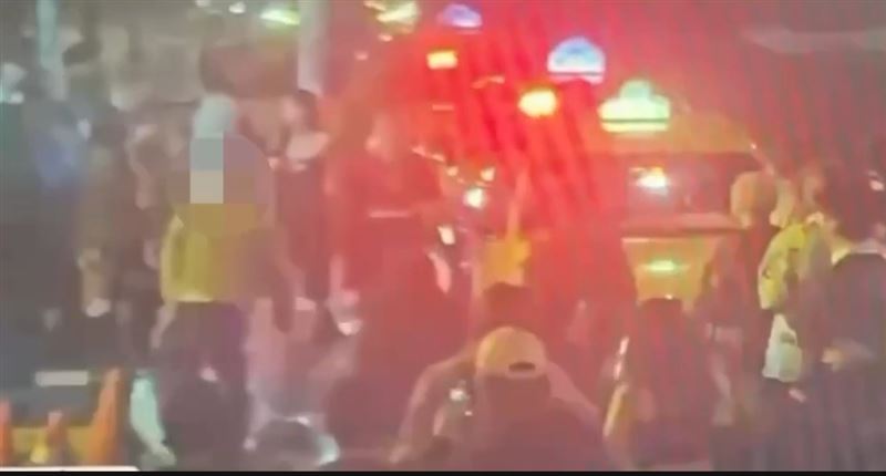 台灣新聞通訊社-北市信義區衝突！男丟回收籃砸清潔婦、酒瓶碎一地　他嗆：不爽被水潑到