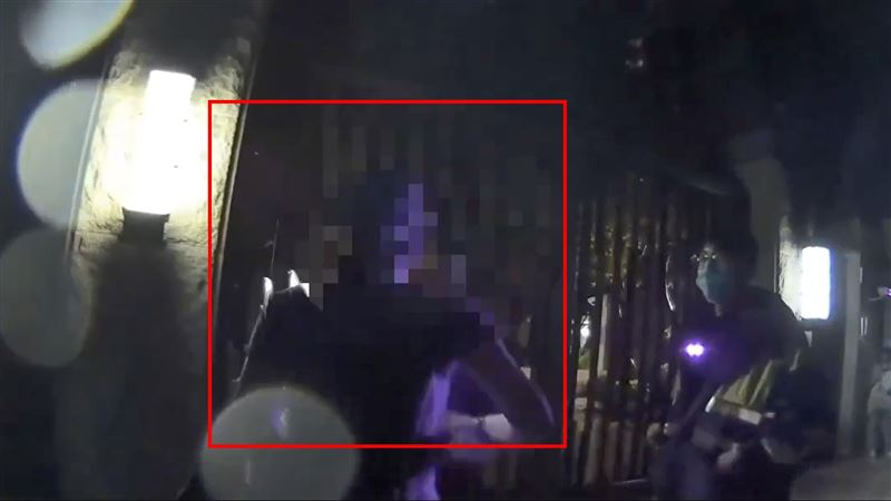 台灣新聞通訊社-淡水女租霸欠租半年暴走掌摑包租代管員　警獲報到場一查竟是詐欺通緝犯