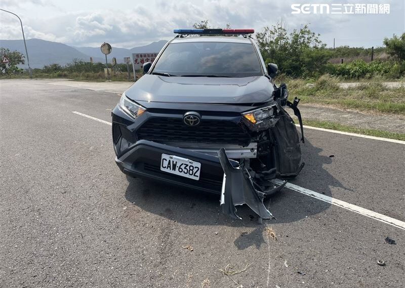 台灣新聞通訊社-恆春警車突爆胎畫面曝光！「失控撞斷路燈」車頭爛毀　33歲警掛彩送醫