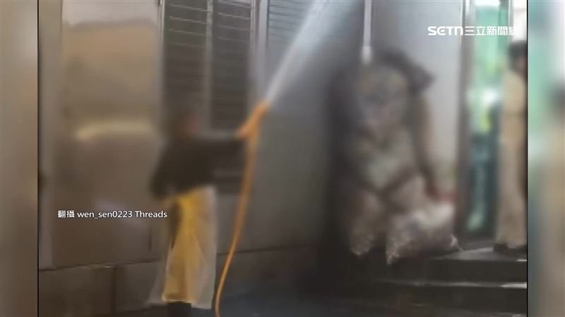 台灣新聞通訊社-「信義超跑巷」清潔阿姨灑水趕人 醉客怒砸酒瓶