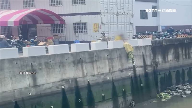 台灣新聞通訊社-數袋垃圾直接倒大排水溝　廟志工稱「餵魚」惹眾怒