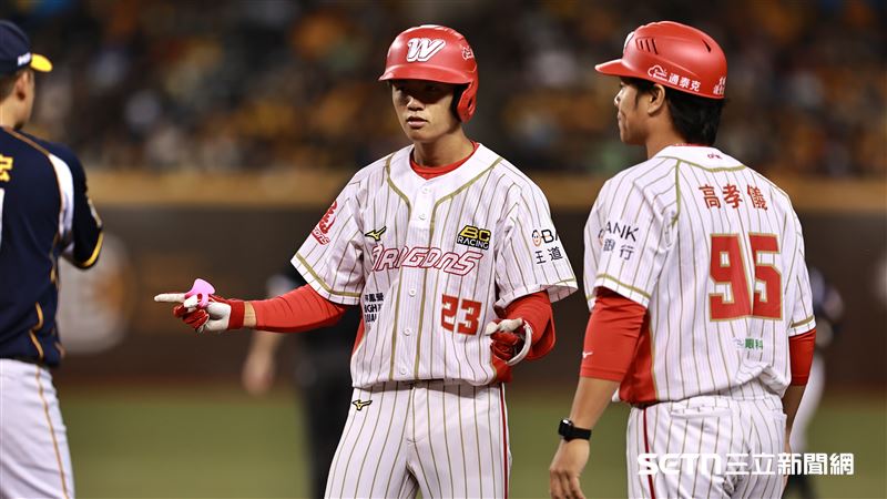台灣新聞通訊社-中職／被葉總評攻優於守！劉俊緯特守還加練三壘　和張政禹爭游擊這樣說
