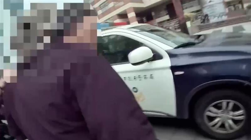 台灣新聞通訊社-西門町驚魂！脫序男當街咆哮、大吼嚇壞路人…警搜包赫見「水果刀」