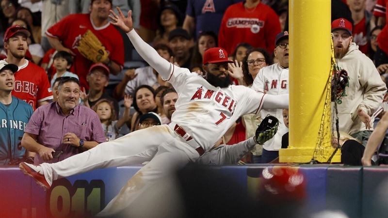 台灣新聞通訊社-MLB/天使阿戴爾神級美技 單場3度沒收全壘打!還摔進觀眾席完封水手