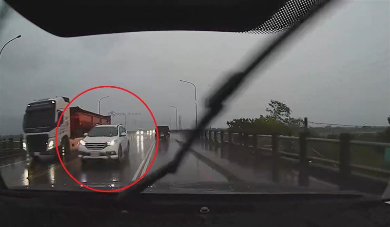 台灣新聞通訊社-宜蘭葫蘆堵橋「汽車逆向」!超驚險瞬間畫面曝光 網友炸鍋:垃圾三寶