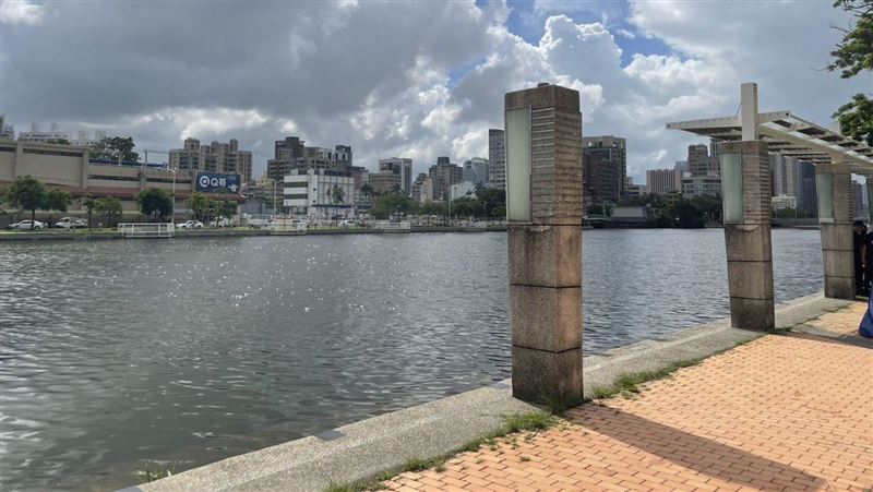 台灣新聞通訊社-高雄愛河畔驚見水漂屍…女穿運動服疑溺斃 身分、死因待查