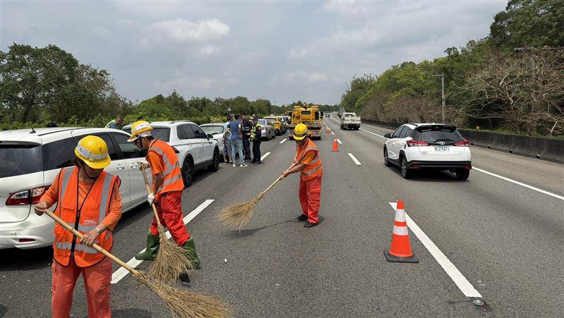 台灣新聞通訊社-清明連假第3天！國1苗栗段2事故、現場11車連環追撞　回堵5公里塞爆